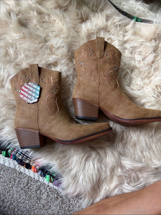 Shoes - Women’s Tan Western Boots with Embroidered Detail & rhinestone’s